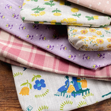 Saver Pouch with 1980s Cotton Floral: Gert